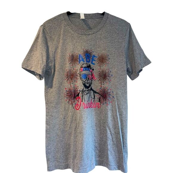 Abe Drinkin' Lincoln T-Shirt Funny 4th of July Fireworks Graphic Tee B37 - Picture 1 of 4